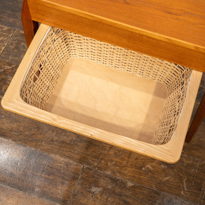 ナチュラルなカゴの収納が可愛らしい チーク ソーイングテーブル /22L