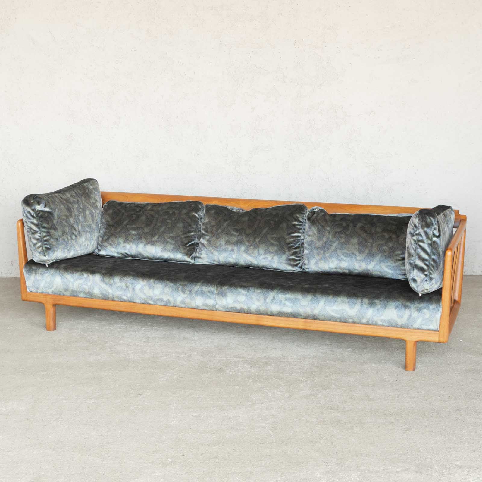 広々ゆったり座れる大きさ 温かみのある無垢のチーク材フレームが優しく包み込む カウチソファ /22I[m] – THE GLOBEオンラインショップ