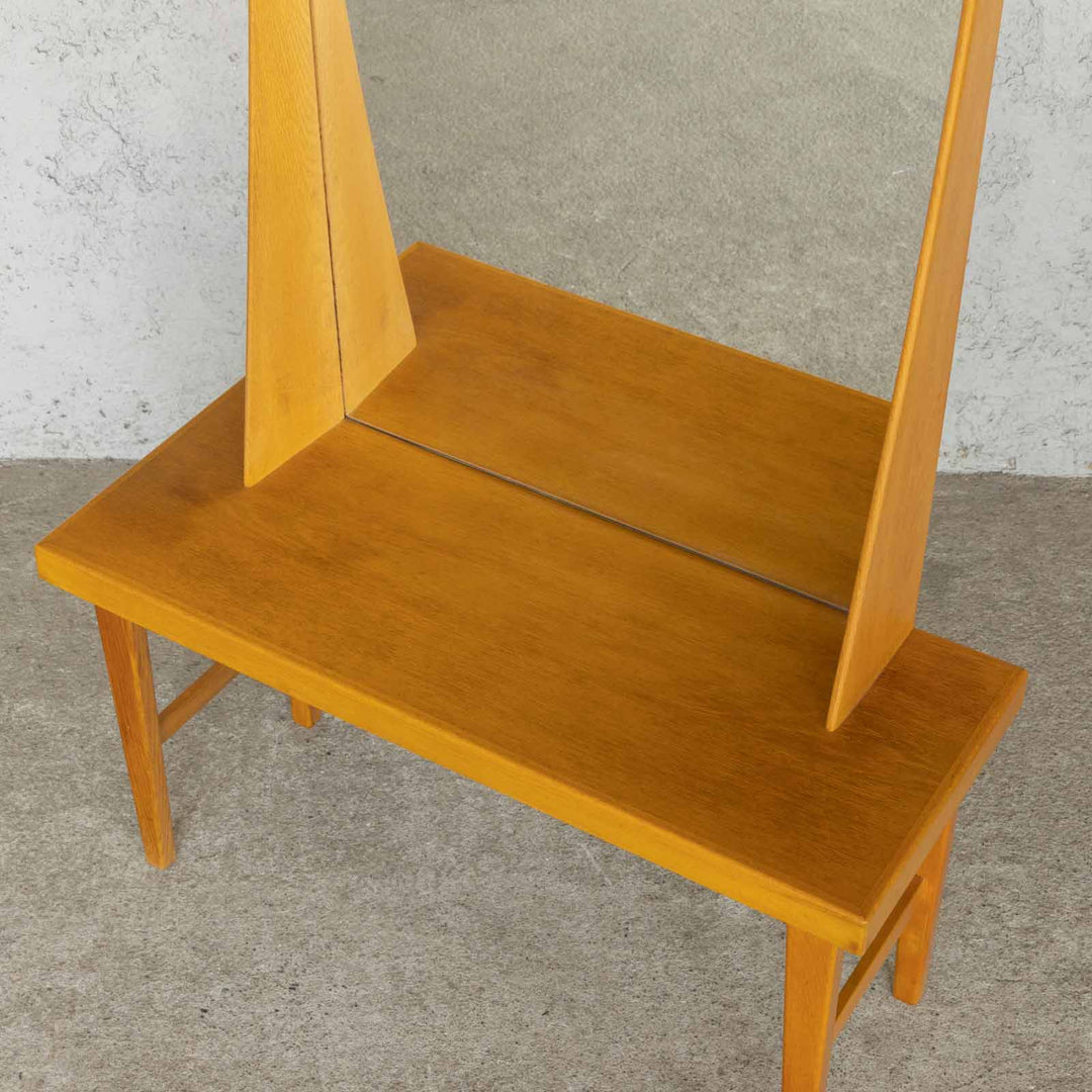 ドレッサーとしても使える シンプルなフォルムのスタンドミラー[m]