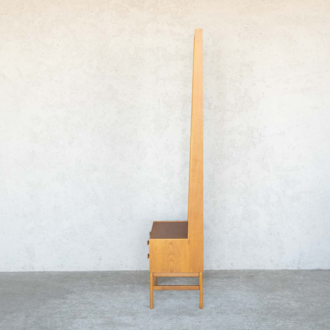 シンプルなフォルムに大きな鏡が使いやすい チーク ドレッサー[m]