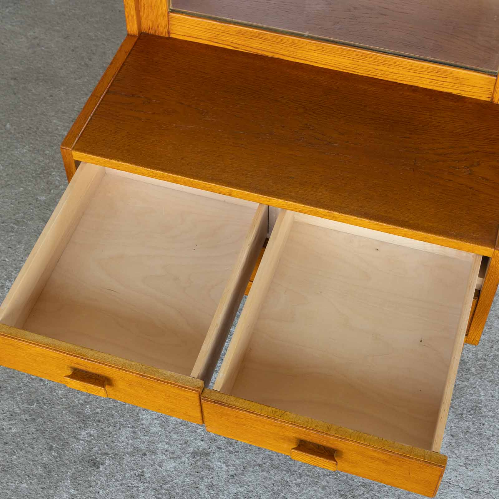 シンプルなフォルムに大きな鏡が使いやすい チーク ドレッサー[m