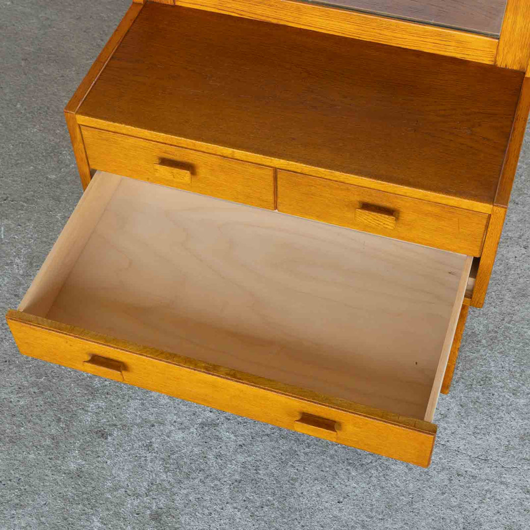 シンプルなフォルムに大きな鏡が使いやすい チーク ドレッサー[m]