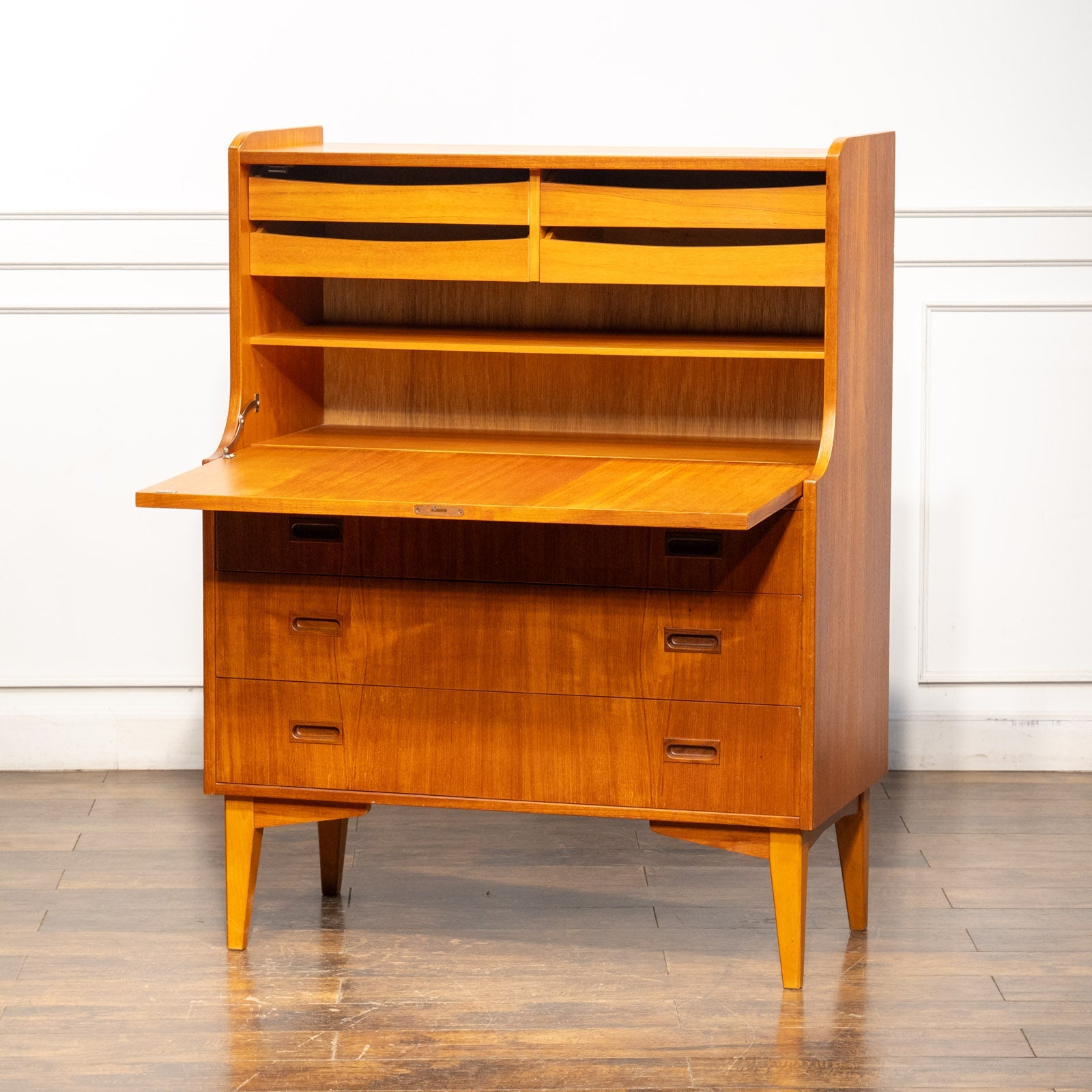 シンプルで温かみのあるデザインが素敵 ライティングビューロー[m