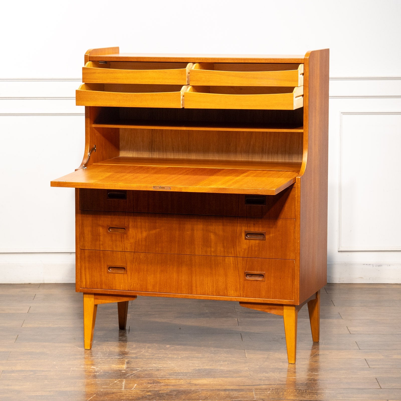 シンプルで温かみのあるデザインが素敵 ライティングビューロー[m