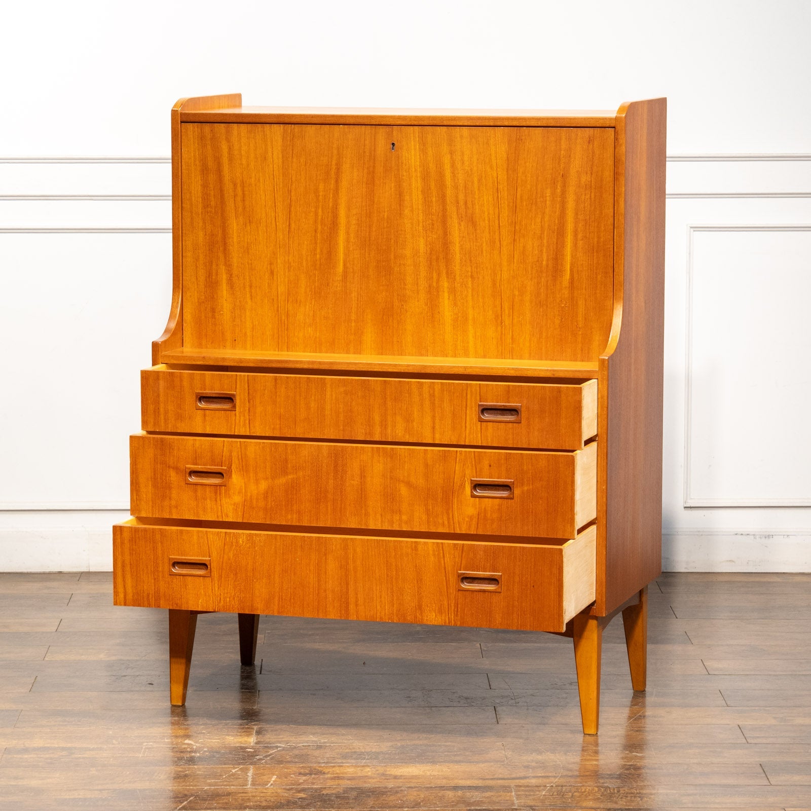 シンプルで温かみのあるデザインが素敵 ライティングビューロー[m