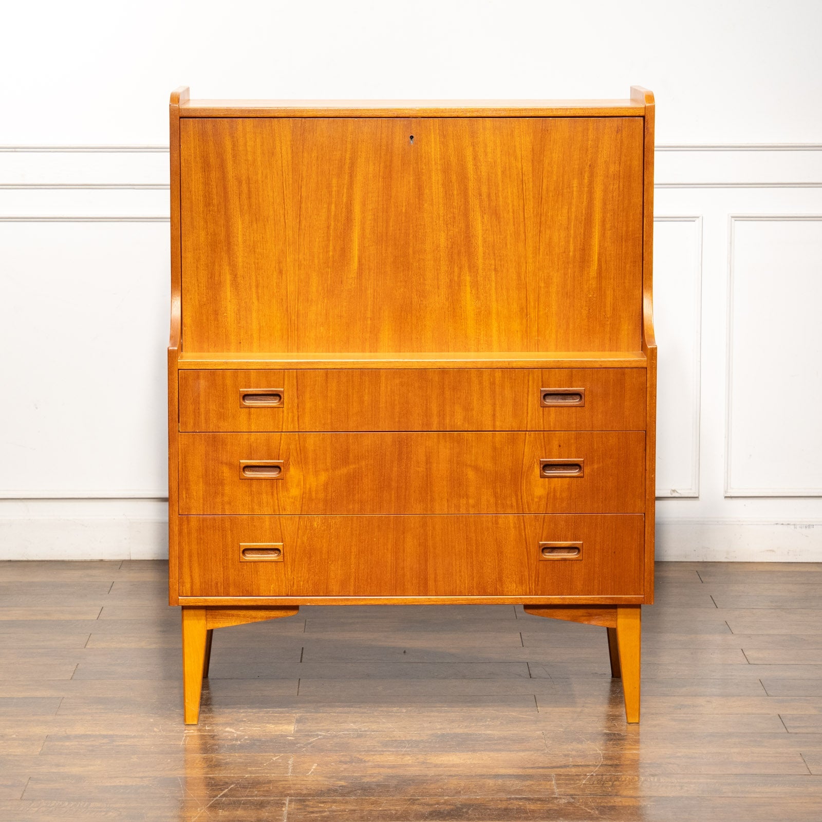 シンプルで温かみのあるデザインが素敵 ライティングビューロー[m