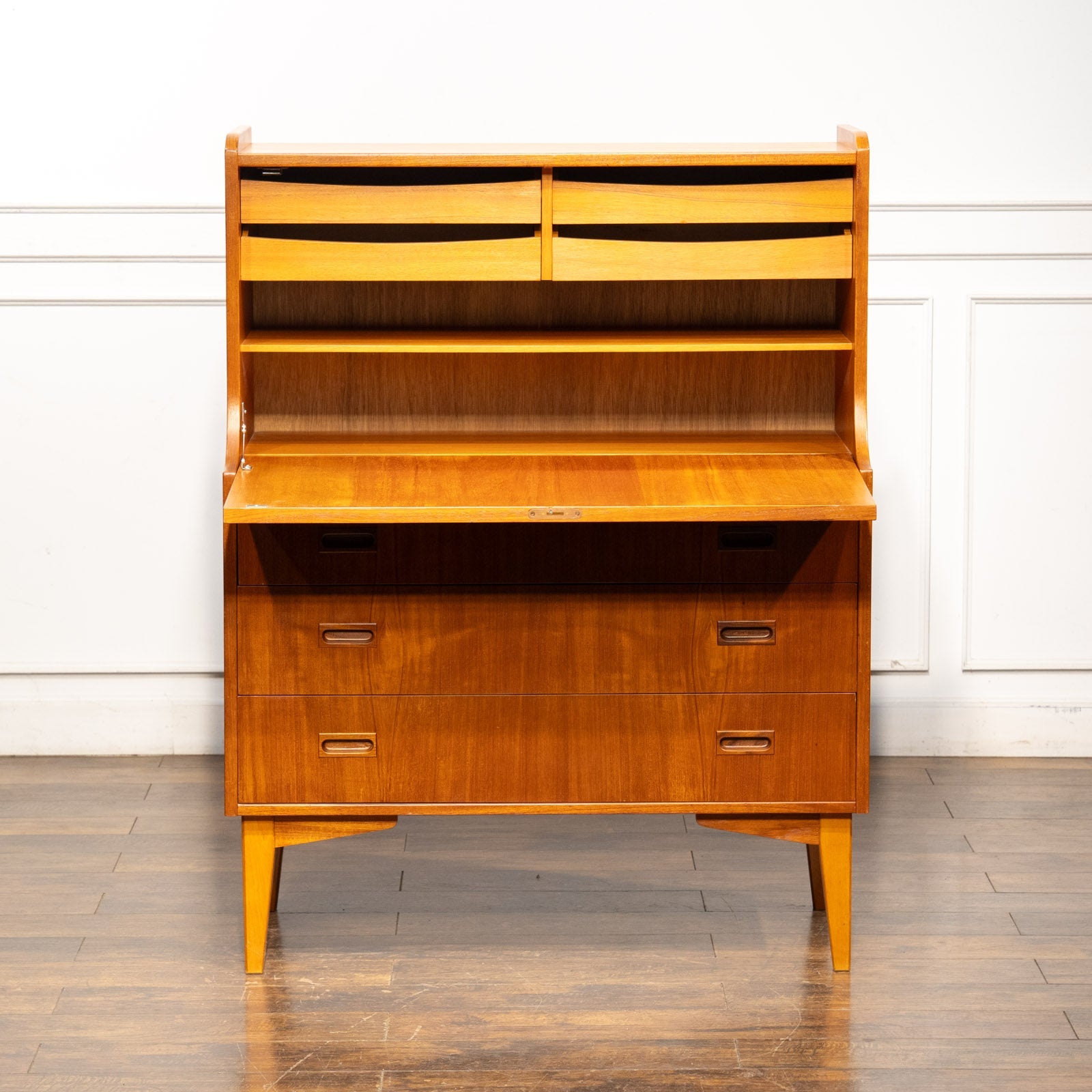 シンプルで温かみのあるデザインが素敵 ライティングビューロー[m