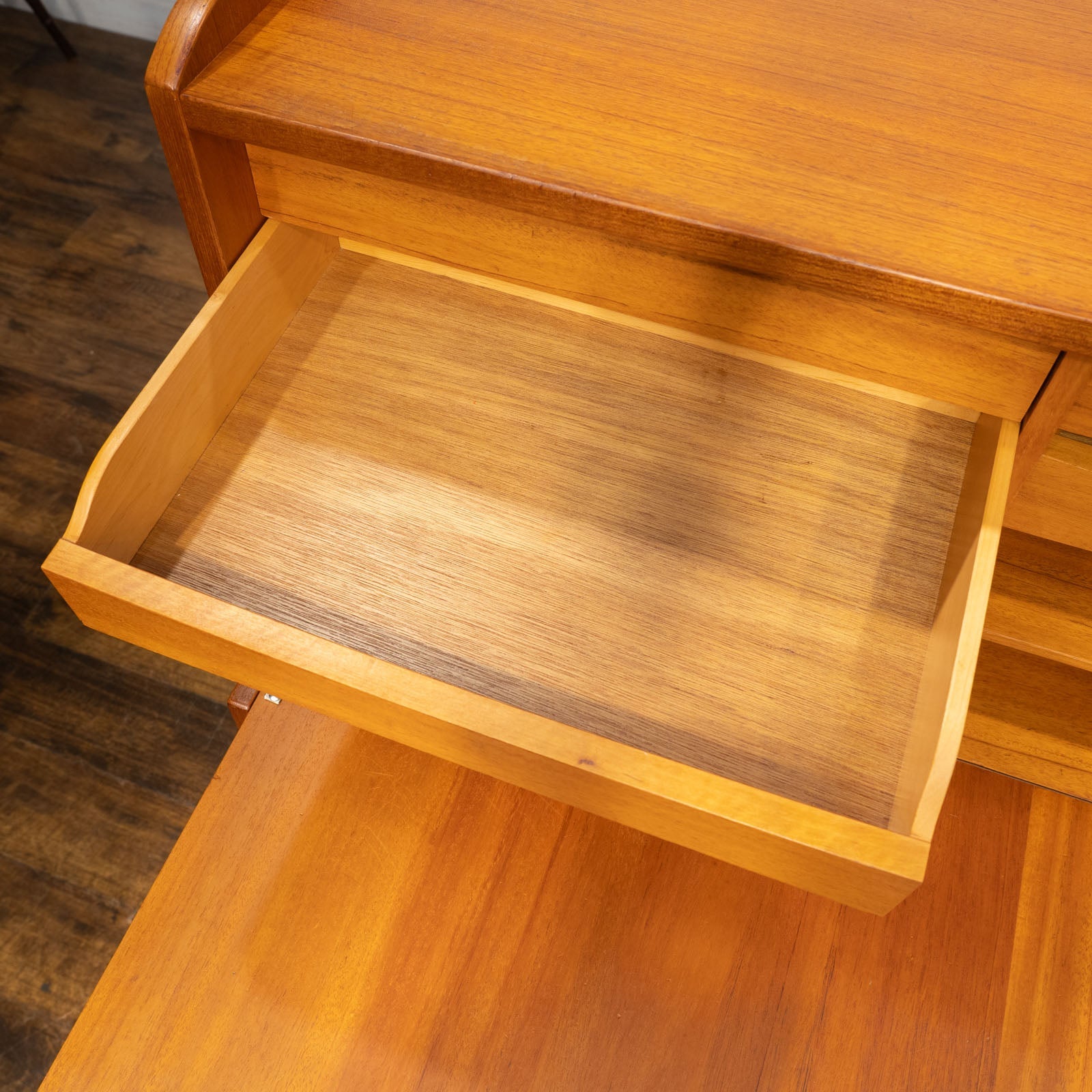 シンプルで温かみのあるデザインが素敵 ライティングビューロー[m