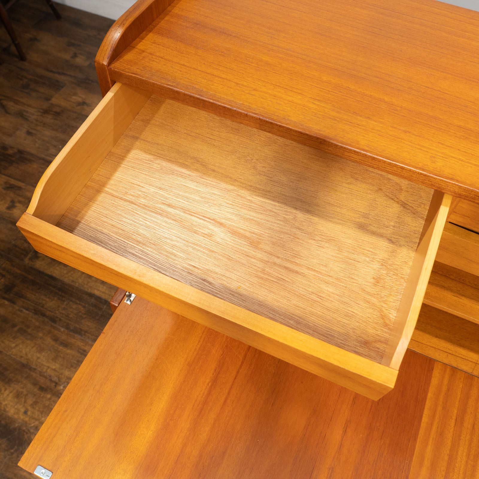 シンプルで温かみのあるデザインが素敵 ライティングビューロー[m