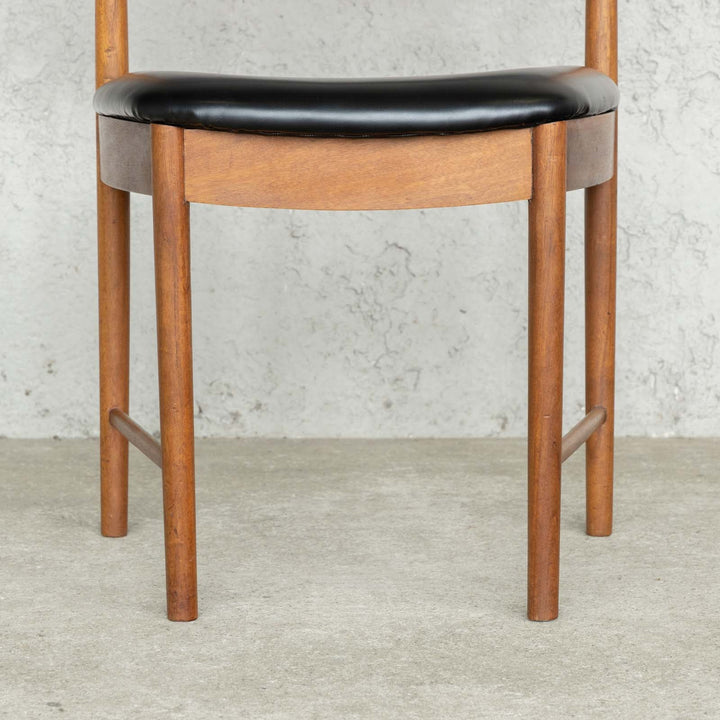 英国【A.H.MCINTOSH マッキントッシュ】ユニークな台形のフォルムが印象的 ダイニングチェア /22L-2[m]