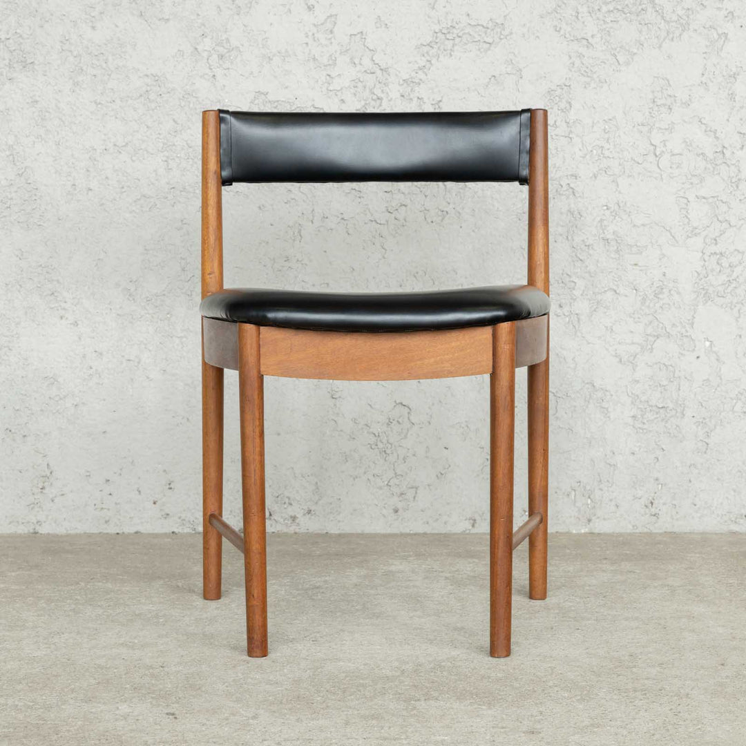 英国【A.H.MCINTOSH マッキントッシュ】ユニークな台形のフォルムが印象的 ダイニングチェア /22L-2[m]