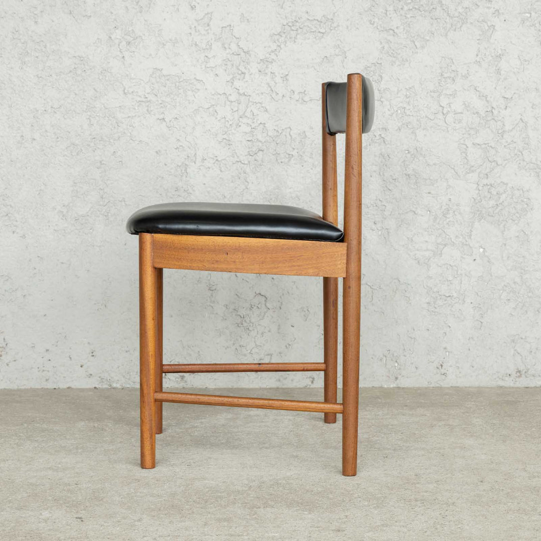 英国【A.H.MCINTOSH マッキントッシュ】ユニークな台形のフォルムが印象的 ダイニングチェア /22L-2[m]