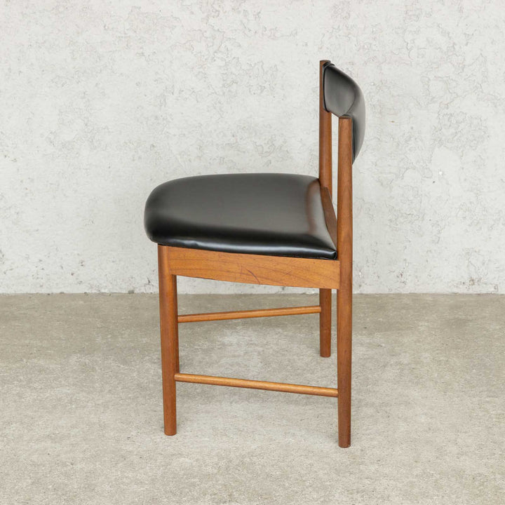 英国【A.H.MCINTOSH マッキントッシュ】ユニークな台形のフォルムが印象的 ダイニングチェア /22L-3[m]