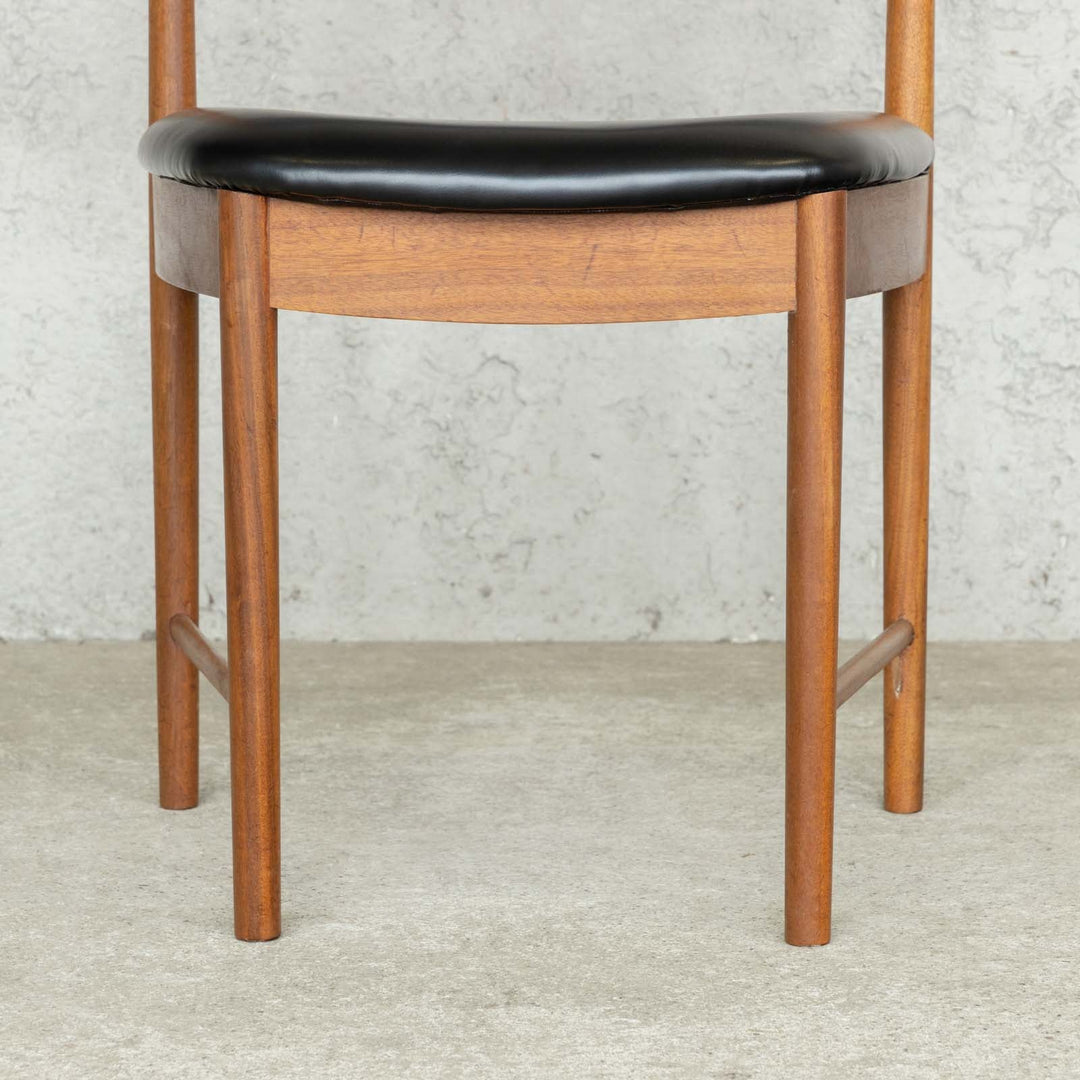 英国【A.H.MCINTOSH マッキントッシュ】ユニークな台形のフォルムが印象的 ダイニングチェア /22L-3[m]