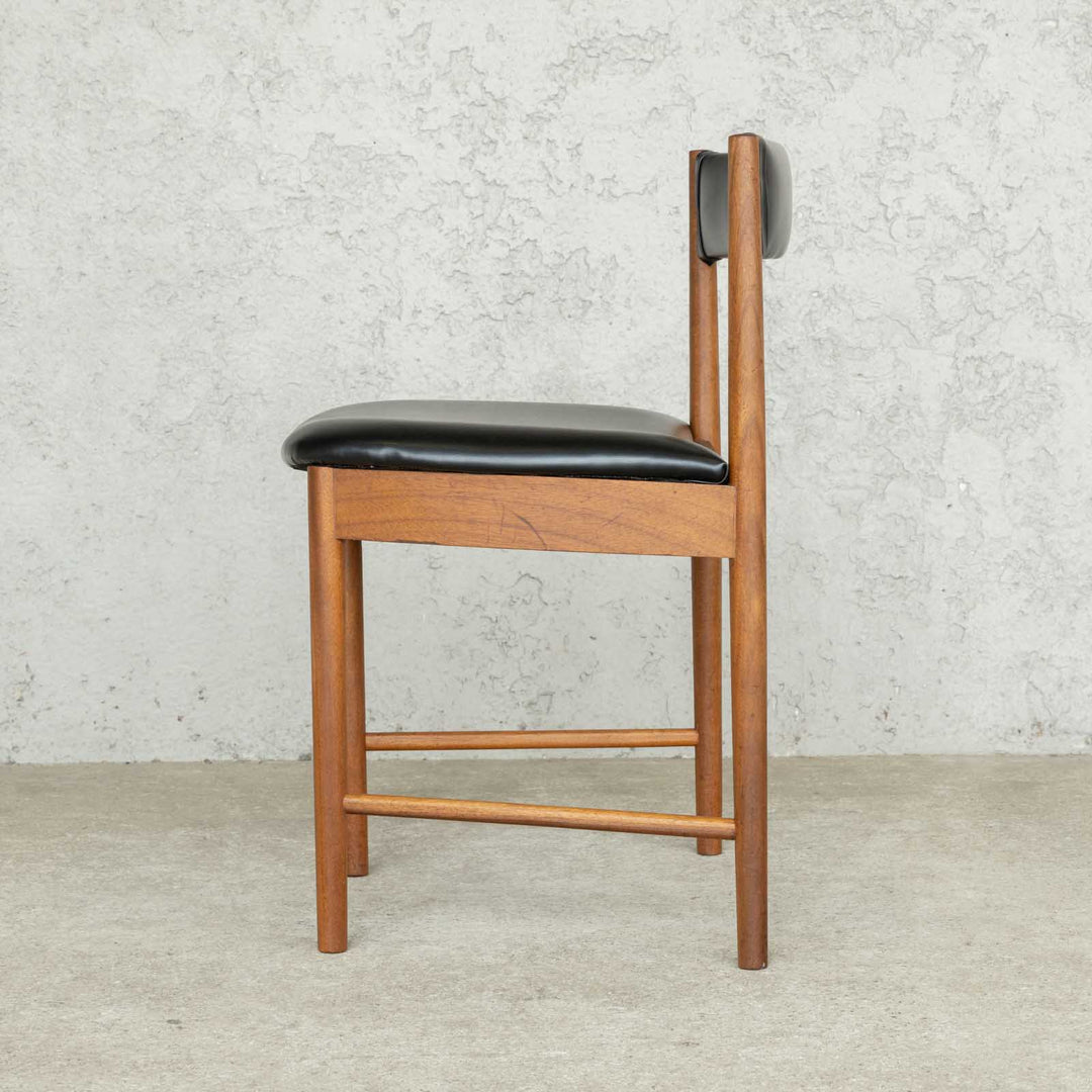 英国【A.H.MCINTOSH マッキントッシュ】ユニークな台形のフォルムが印象的 ダイニングチェア /22L-3[m]