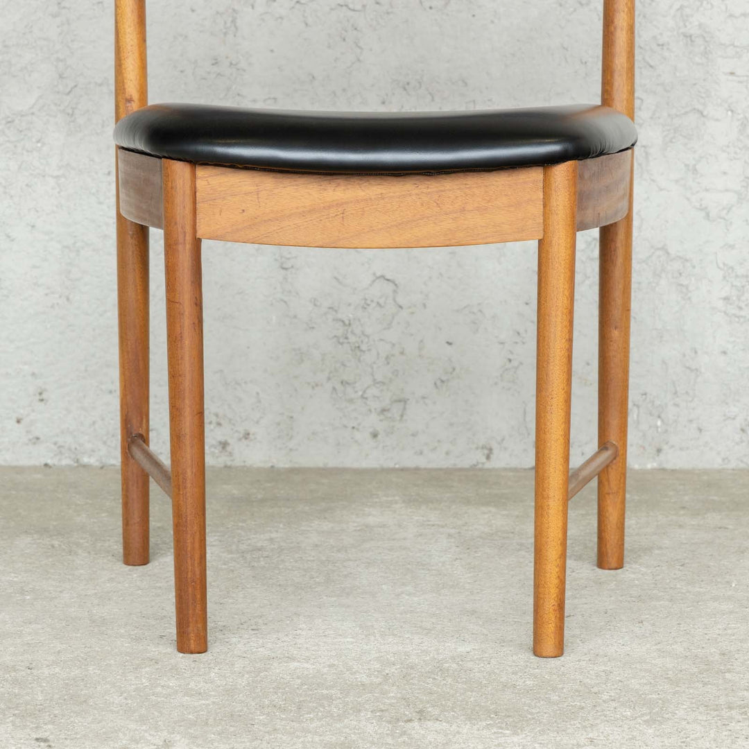 英国【A.H.MCINTOSH マッキントッシュ】ユニークな台形のフォルムが印象的 ダイニングチェア /22L-4[m]