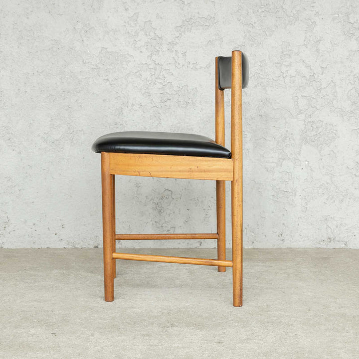 英国【A.H.MCINTOSH マッキントッシュ】ユニークな台形のフォルムが印象的 ダイニングチェア /22L-4[m]