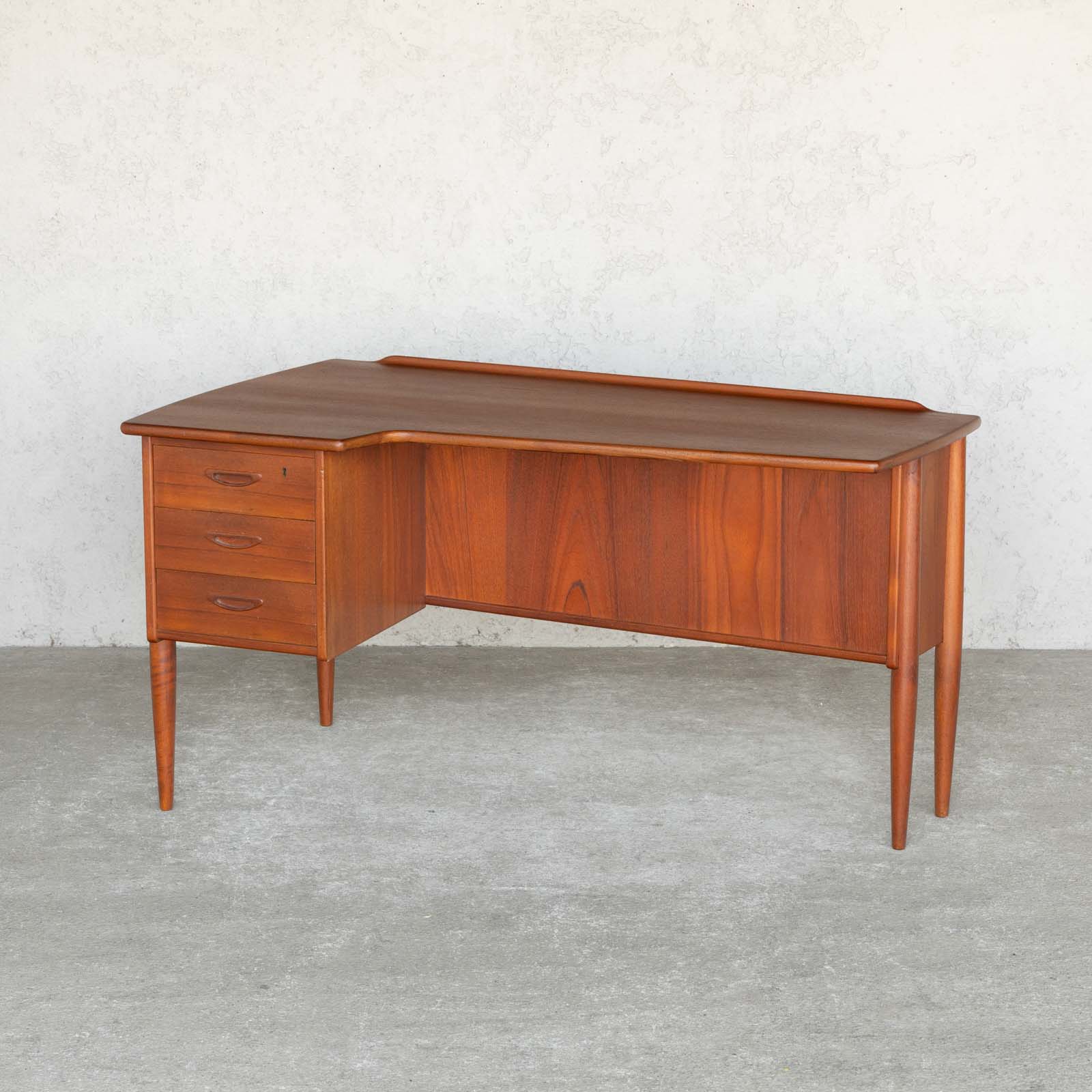 個性的でカッコいいフォルムに背面の収納など機能性と実用性を兼ね備え