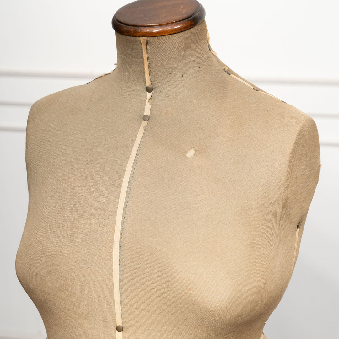 女性らしい柔らかで優美なシルエットが目を惹く トルソー /23B