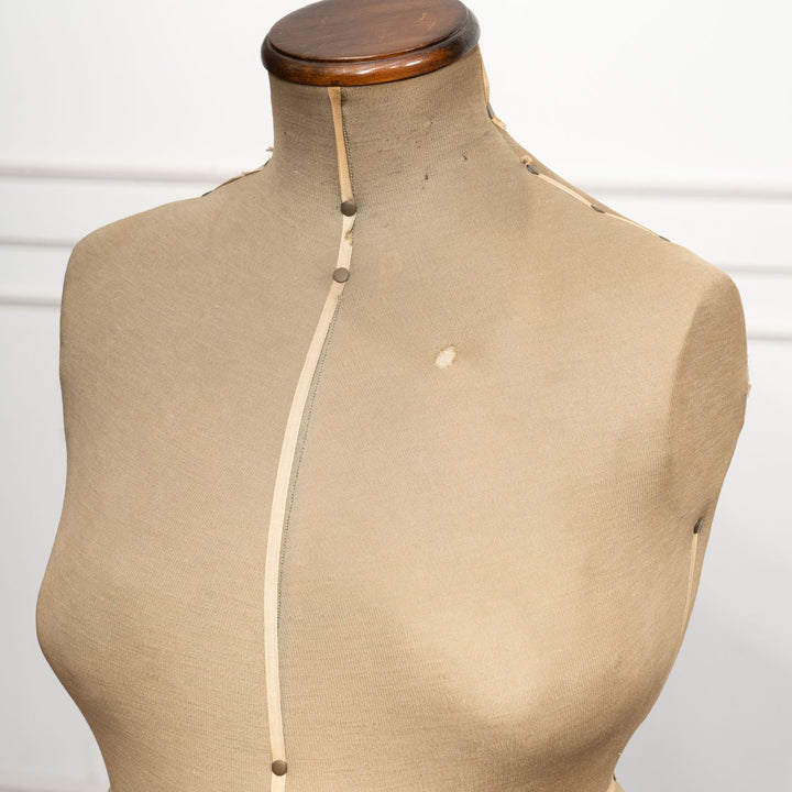 女性らしい柔らかで優美なシルエットが目を惹く トルソー /23B