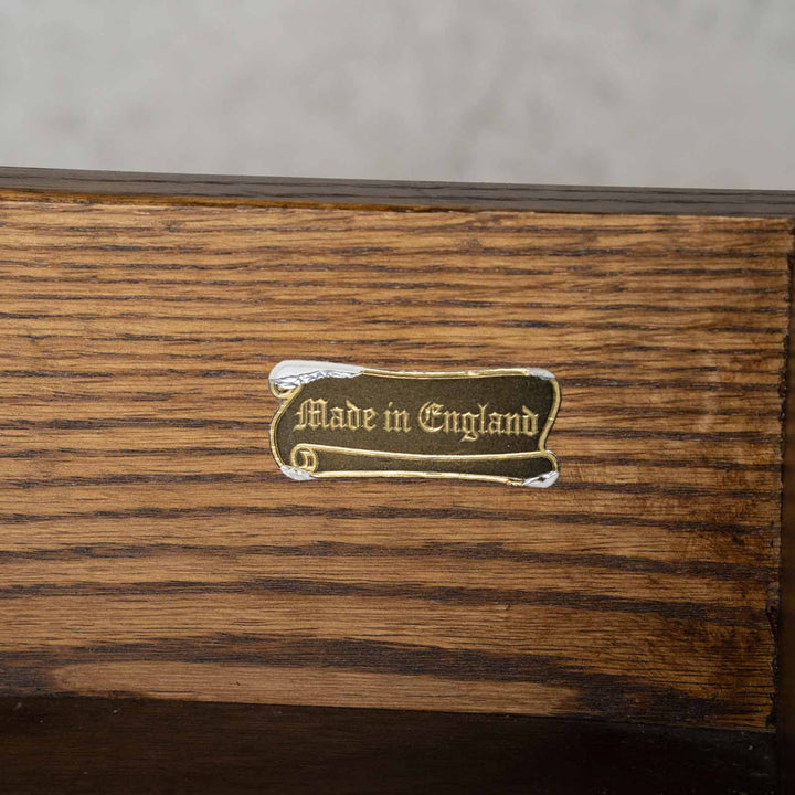 英国【WOOD BROS ウッドブロス Old Charm オールドチャーム】伝統的な装飾が美しい オーク ベッドサイド ナイトテーブル /23B[m]