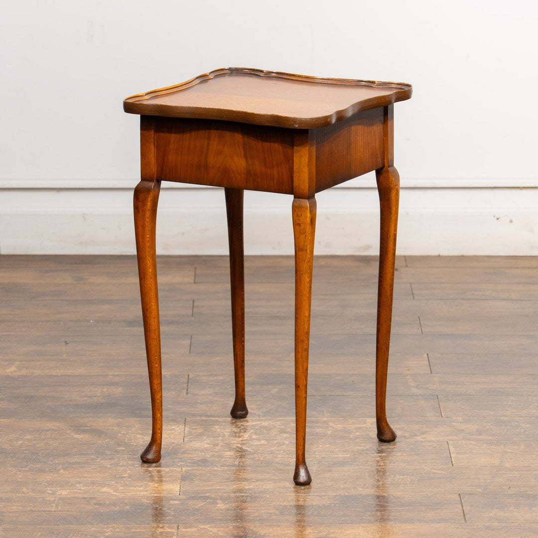 優雅な曲線の天板やカブリオールレッグが美しい ソーイングボックス付きテーブル