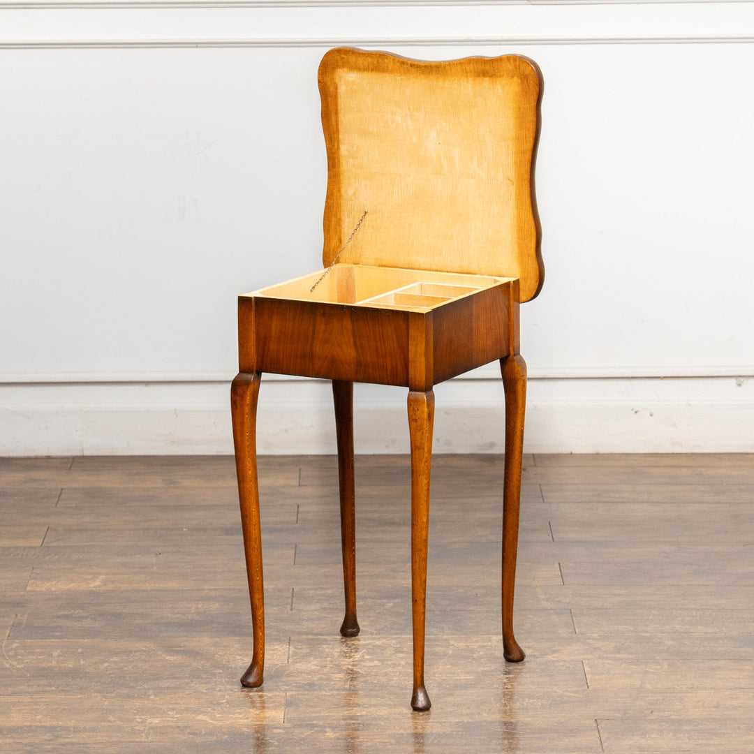 優雅な曲線の天板やカブリオールレッグが美しい ソーイングボックス付きテーブル