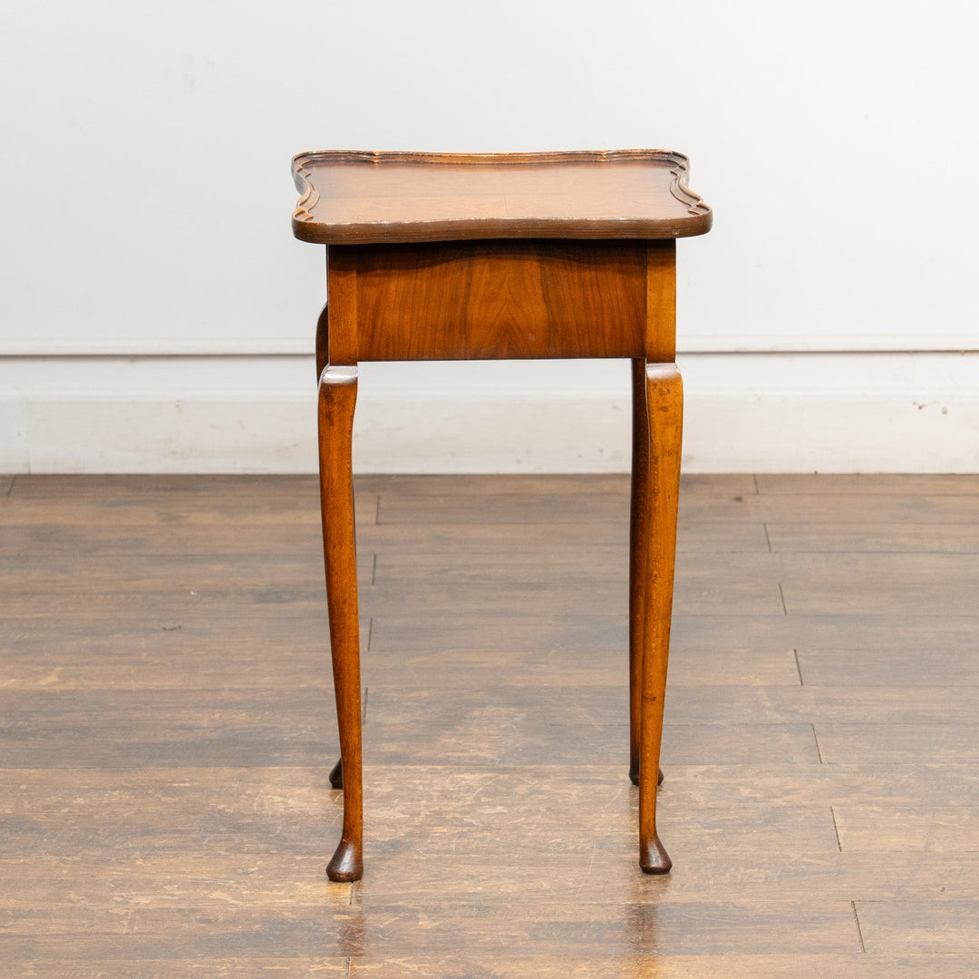 優雅な曲線の天板やカブリオールレッグが美しい ソーイングボックス付きテーブル