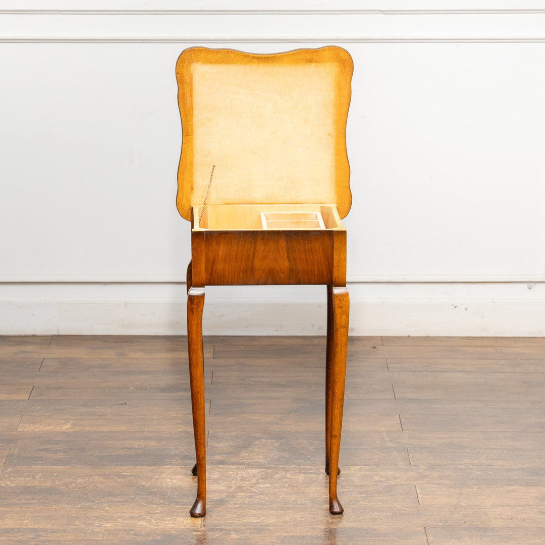 優雅な曲線の天板やカブリオールレッグが美しい ソーイングボックス付きテーブル