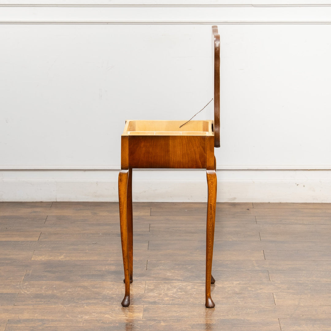 優雅な曲線の天板やカブリオールレッグが美しい ソーイングボックス付きテーブル