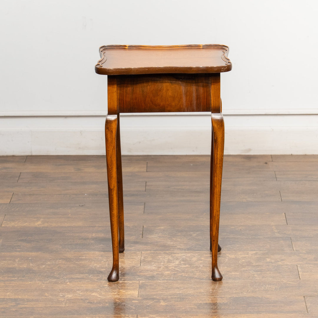 優雅な曲線の天板やカブリオールレッグが美しい ソーイングボックス付きテーブル