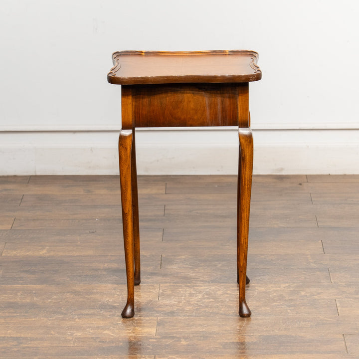 優雅な曲線の天板やカブリオールレッグが美しい ソーイングボックス付きテーブル