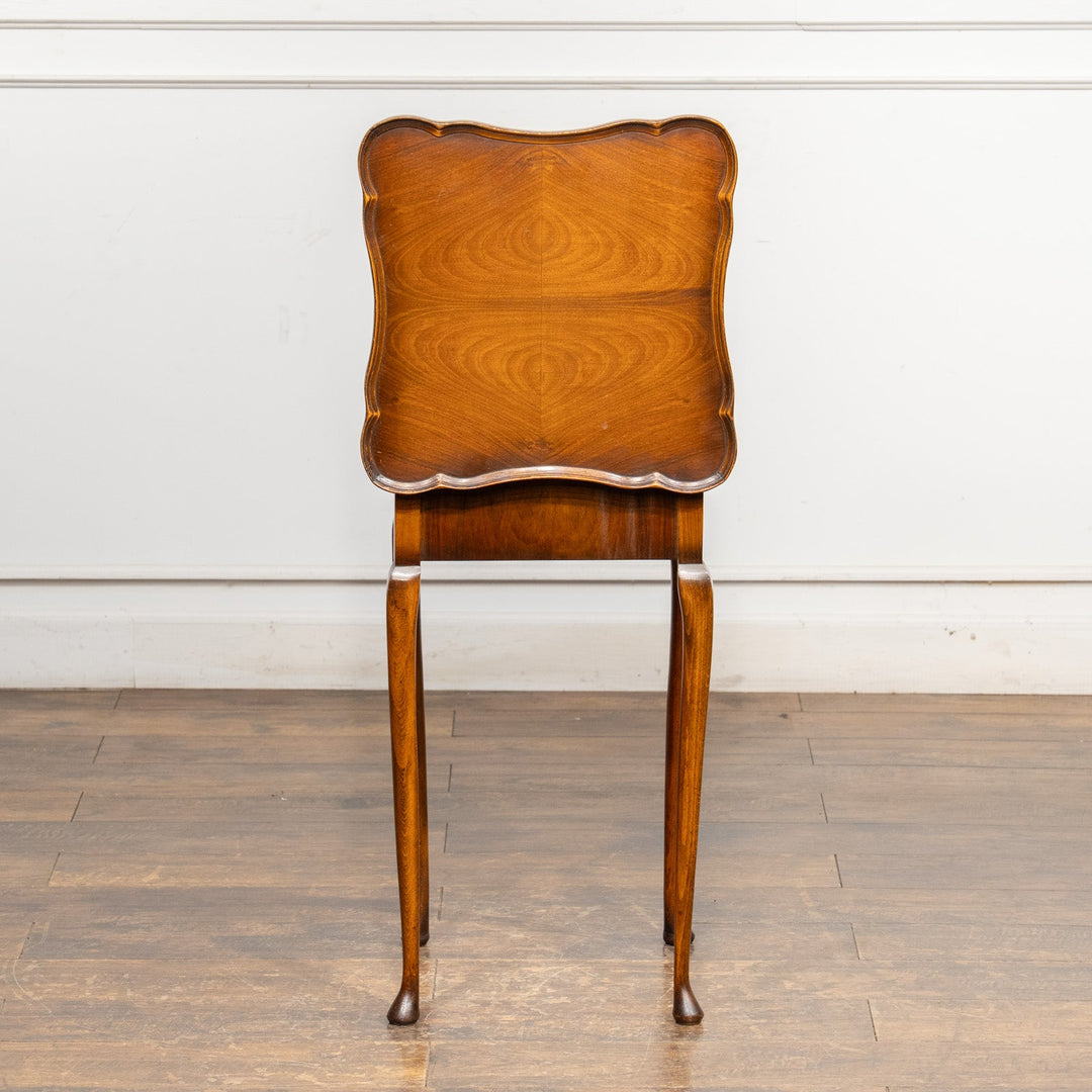 優雅な曲線の天板やカブリオールレッグが美しい ソーイングボックス付きテーブル