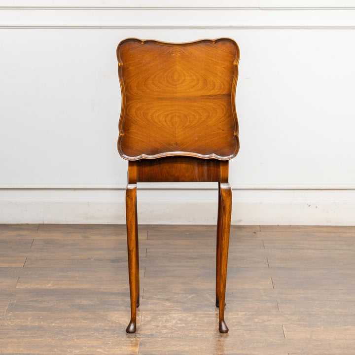 優雅な曲線の天板やカブリオールレッグが美しい ソーイングボックス付きテーブル