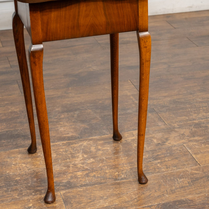 優雅な曲線の天板やカブリオールレッグが美しい ソーイングボックス付きテーブル