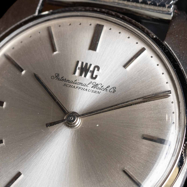 【IWC】シルバーで統一されたシンプルなデザイン シャフハウゼン 1960年代[m]