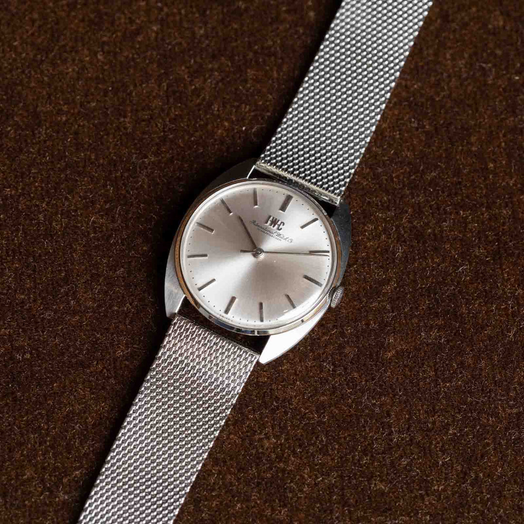 【IWC】シルバーで統一されたシンプルなデザイン シャフハウゼン 1960年代[m]