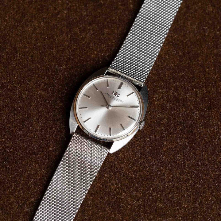 【IWC】シルバーで統一されたシンプルなデザイン シャフハウゼン 1960年代[m]