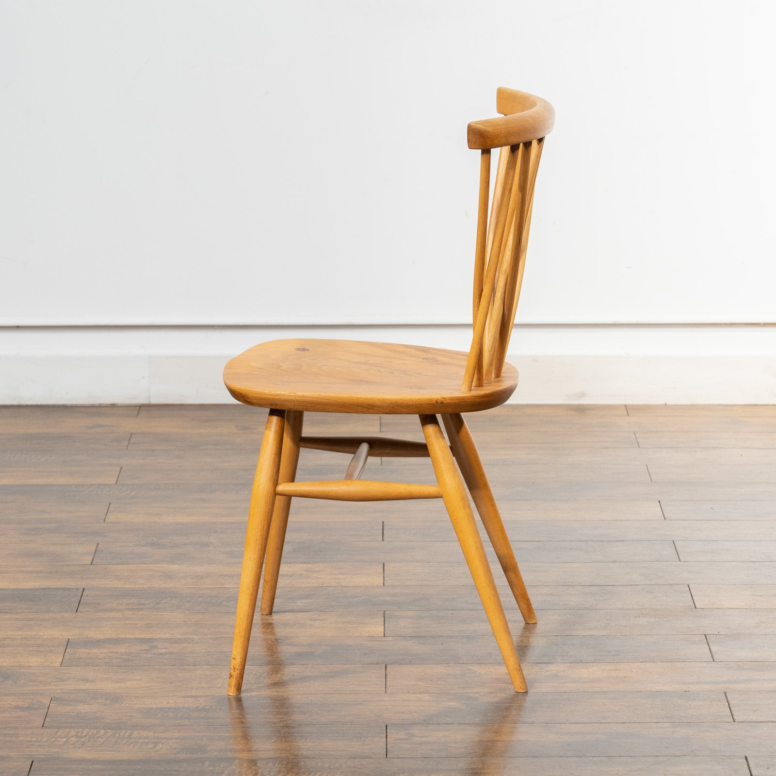 英国【ERCOL アーコール】エックスバックとも呼ばれる交差したスポーク