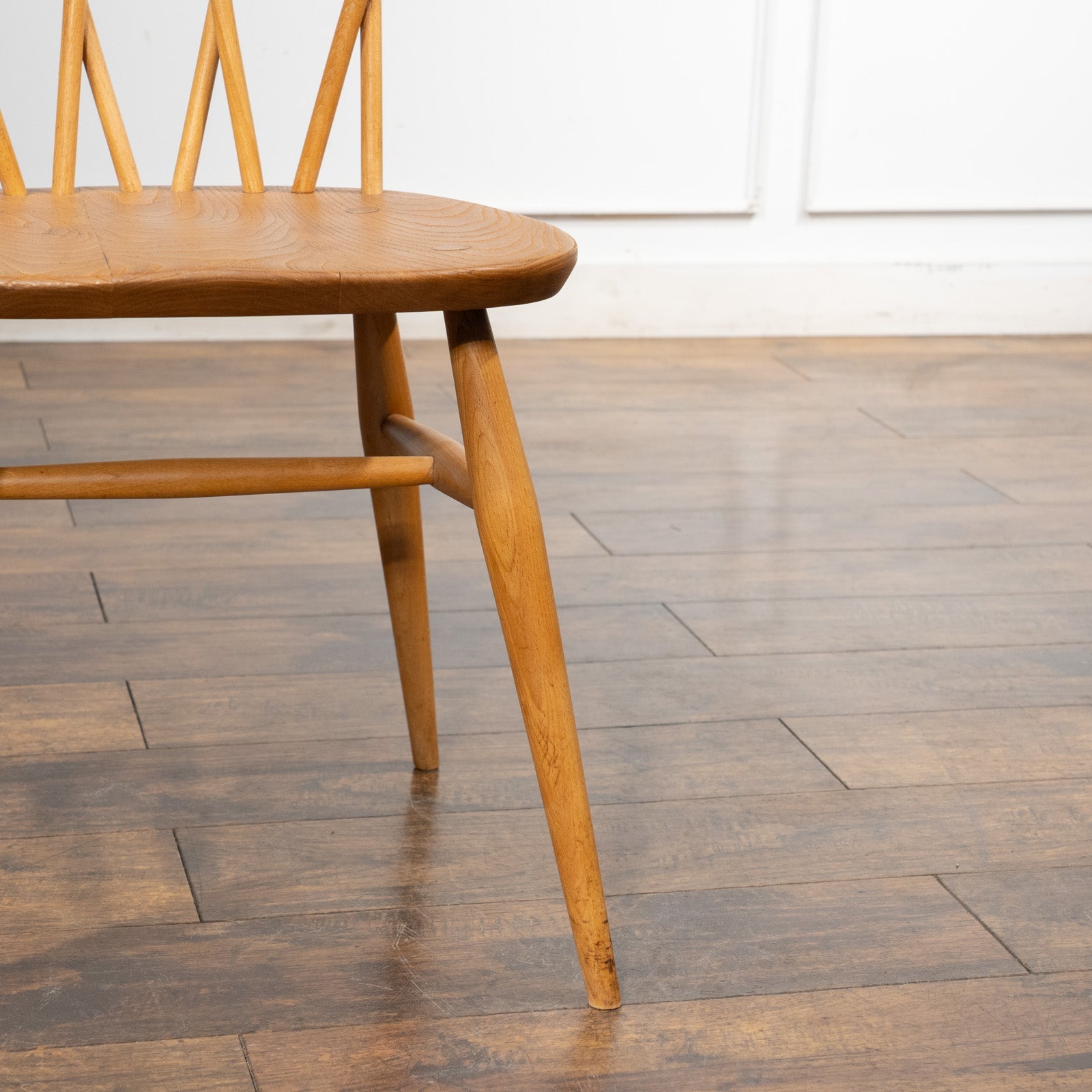 英国【ERCOL アーコール】エックスバックとも呼ばれる交差したスポーク