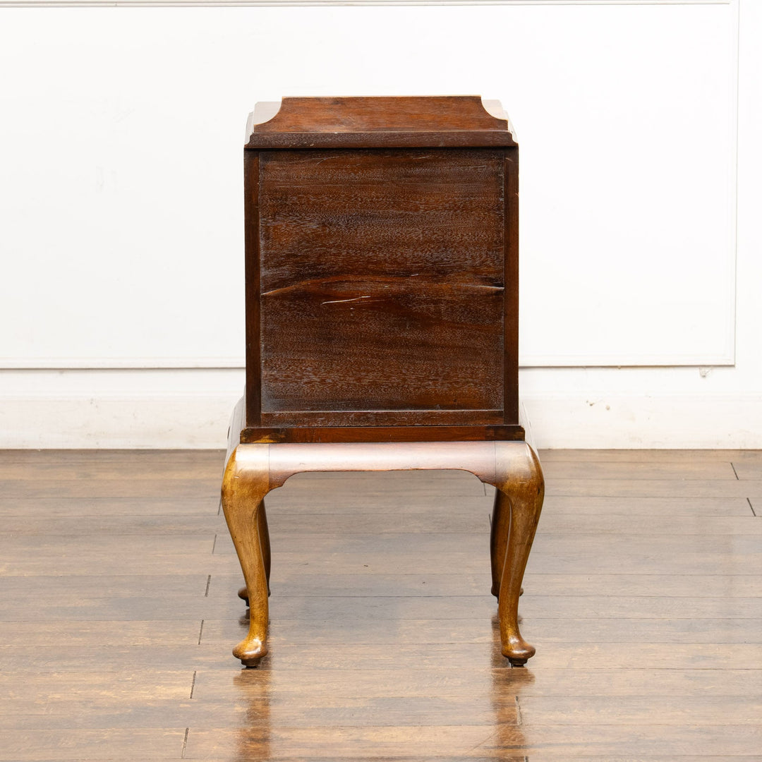 すっきりしたシルエットに美しいウォールナットの杢目が映える ベッドサイド ナイトテーブル /23C