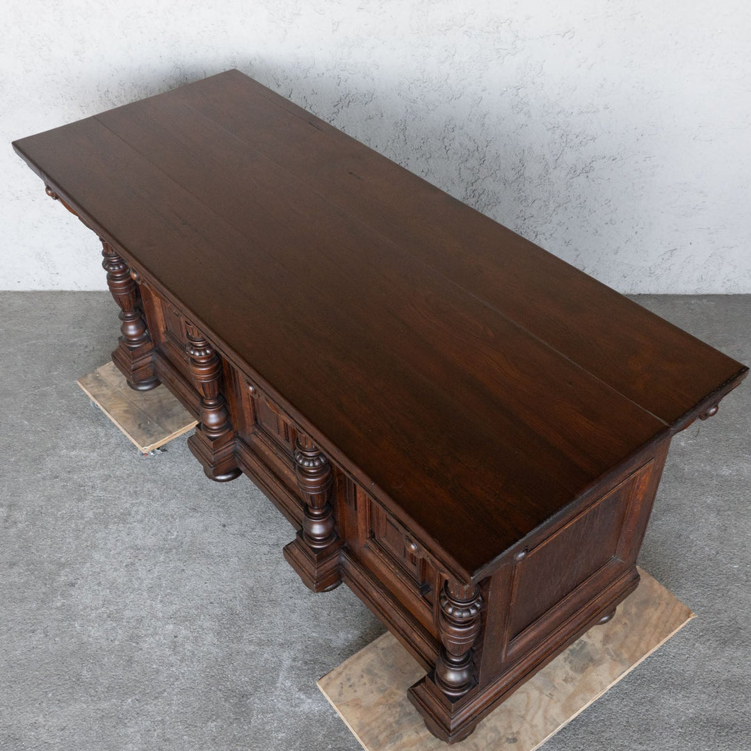 精密で手の込んだ立体感のある装飾が目を惹く ショップカウンター /23C