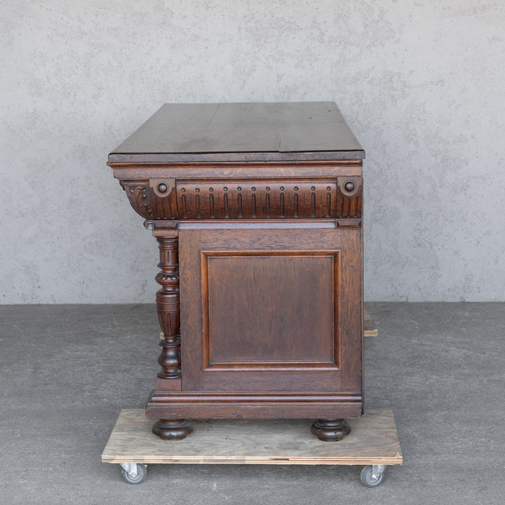 精密で手の込んだ立体感のある装飾が目を惹く ショップカウンター /23C