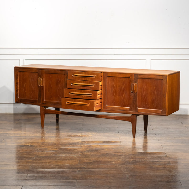 英国【G-PLAN ジープラン Fresco フレスコ】オイル仕上げのチーク材の質感が贅沢 サイドボード /23C-2