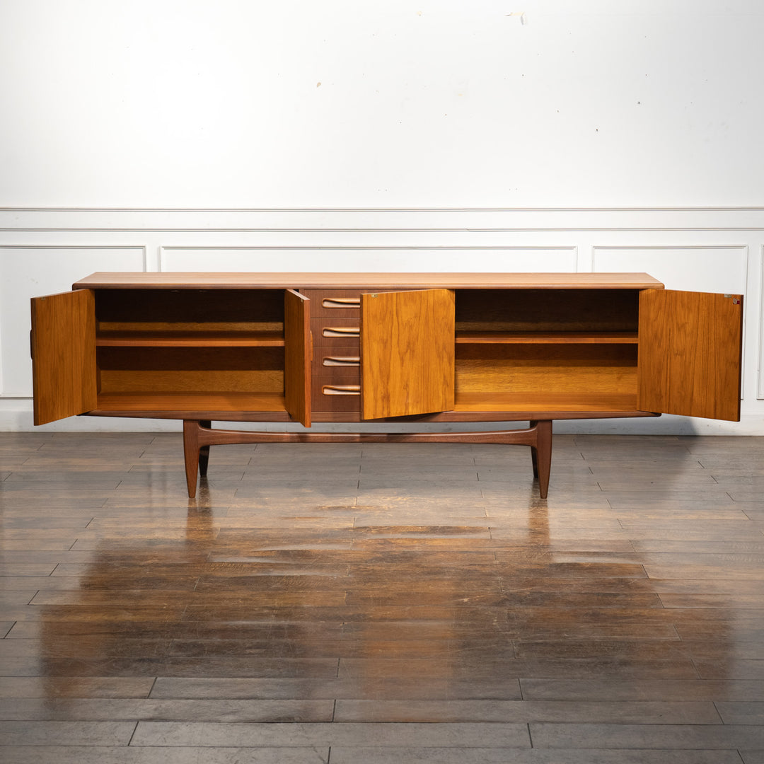 英国【G-PLAN ジープラン Fresco フレスコ】オイル仕上げのチーク材の質感が贅沢 サイドボード /23C-2