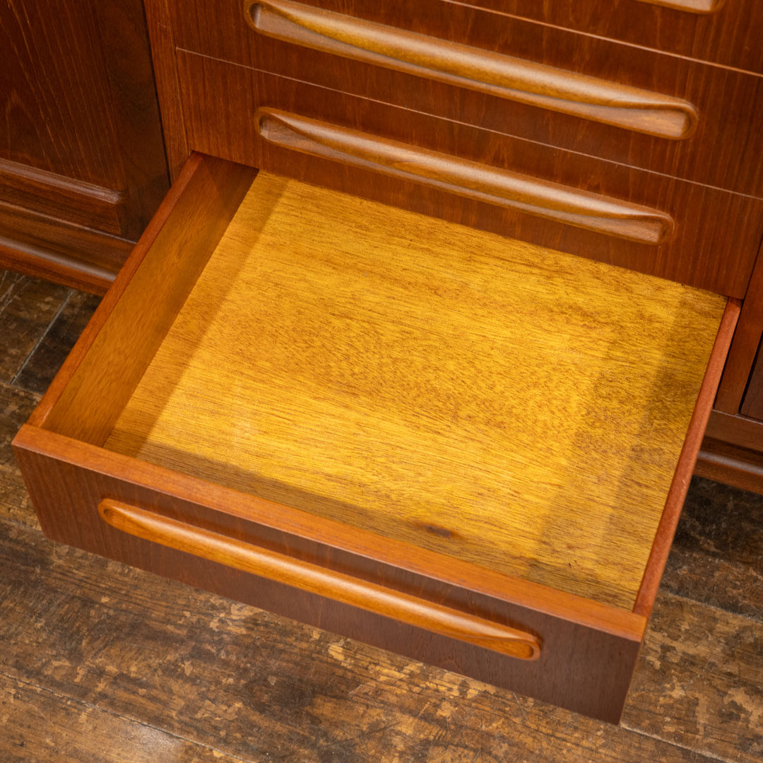 英国【G-PLAN ジープラン Fresco フレスコ】オイル仕上げのチーク材の質感が贅沢 サイドボード /23C-2