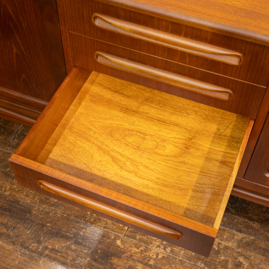 英国【G-PLAN ジープラン Fresco フレスコ】オイル仕上げのチーク材の質感が贅沢 サイドボード /23C-2