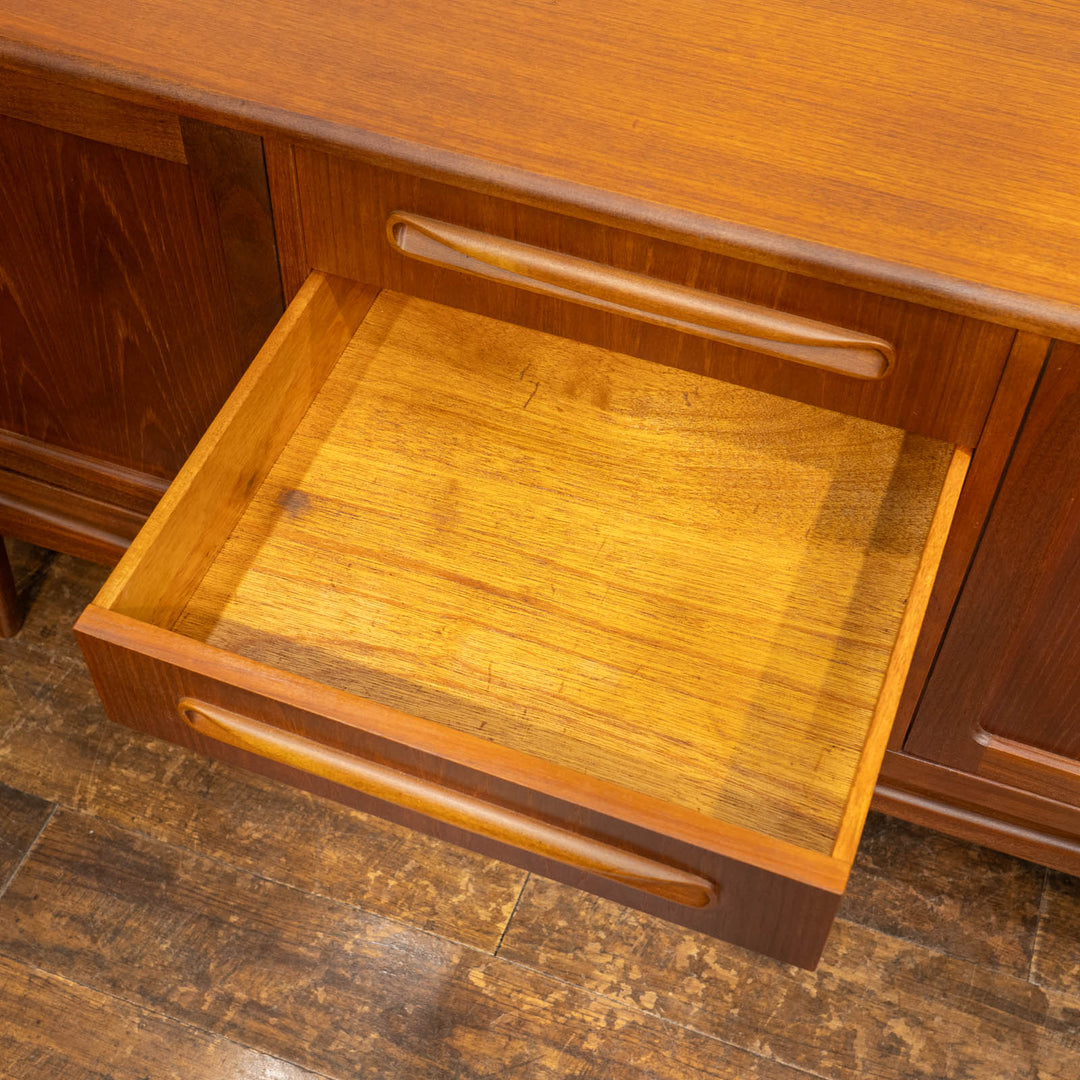 英国【G-PLAN ジープラン Fresco フレスコ】オイル仕上げのチーク材の質感が贅沢 サイドボード /23C-2