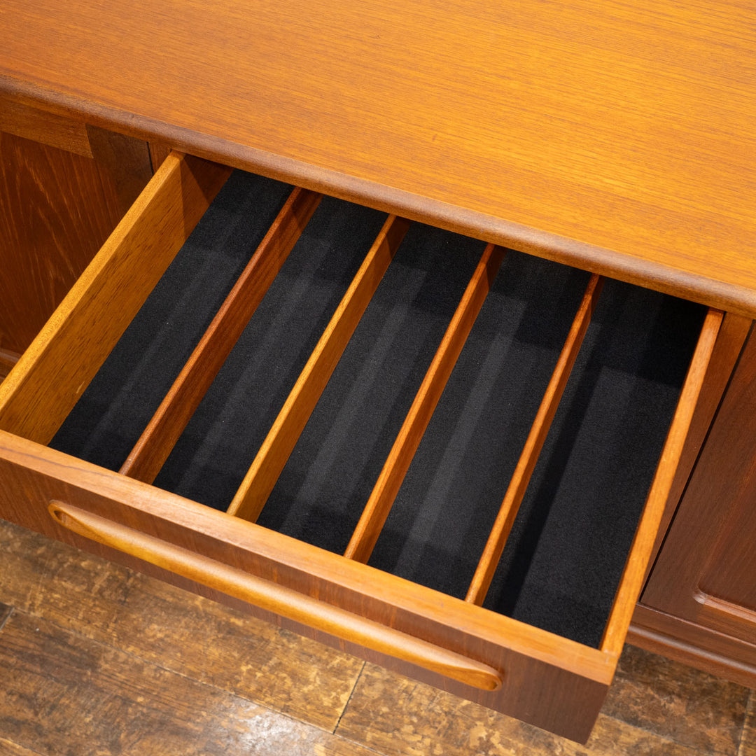 英国【G-PLAN ジープラン Fresco フレスコ】オイル仕上げのチーク材の質感が贅沢 サイドボード /23C-2