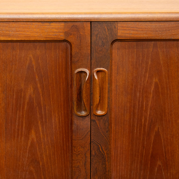 英国【G-PLAN ジープラン Fresco フレスコ】オイル仕上げのチーク材の質感が贅沢 サイドボード /23C-2